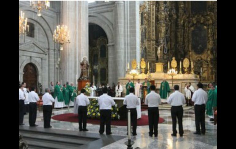 Actualmente, más de 50 personas trabajan en las labores de restauración de los órganos de la Catedral. ARCHIVO /