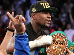 Tras ganarle a Saúl Álvarez, Floyd Mayweather sigue como el mejor libra por libra. ARCHIVO /