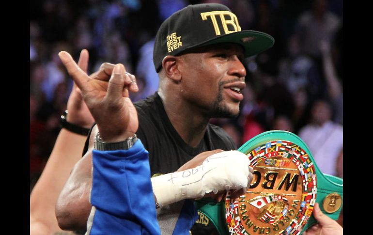 Tras ganarle a Saúl Álvarez, Floyd Mayweather sigue como el mejor libra por libra. ARCHIVO /