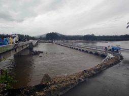 Las personas de la población quedaron varadas tras el cierre del puente provisional a causa de las lluvias. SUN /