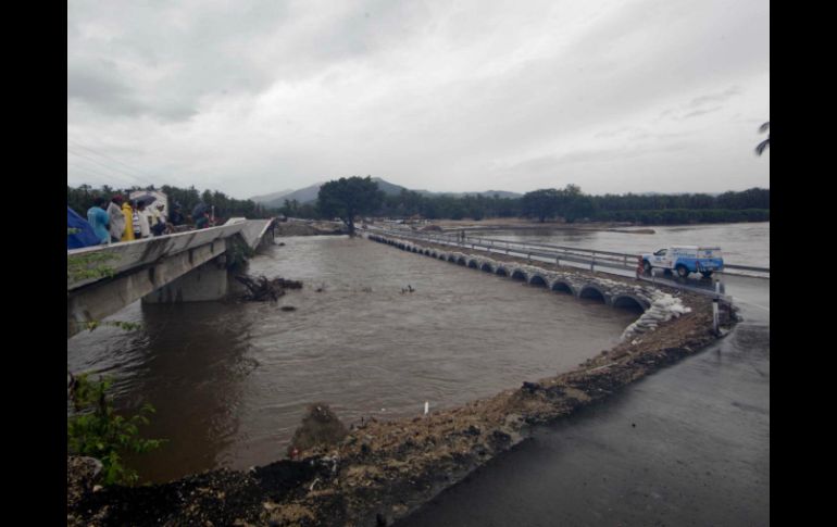 Las personas de la población quedaron varadas tras el cierre del puente provisional a causa de las lluvias. SUN /