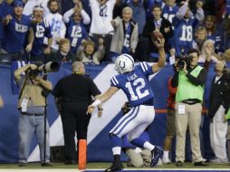 Al inicio del juego el Lucas Oil Stadium aplaudió de pie a Manning, al final coreaba el nombre de Luck que así celebró su TD por tierra AP /