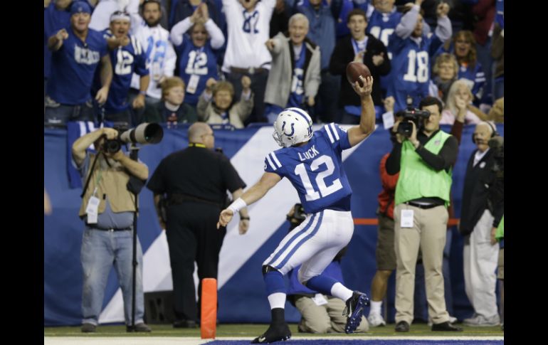 Al inicio del juego el Lucas Oil Stadium aplaudió de pie a Manning, al final coreaba el nombre de Luck que así celebró su TD por tierra AP /