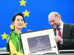 El presidente del Parlamento Europeo, Martin Schulz, entrega el premio Sajarov a Aung San Suu Kyi. AFP /