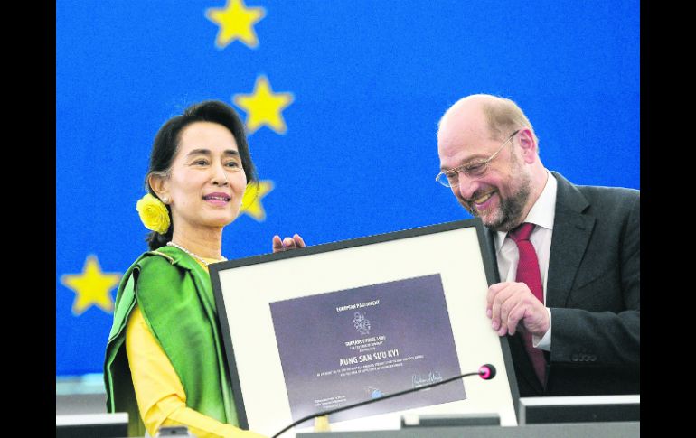 El presidente del Parlamento Europeo, Martin Schulz, entrega el premio Sajarov a Aung San Suu Kyi. AFP /