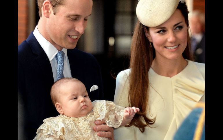 Los duques de Cambridge, el príncipe Guillermo y Catalina, con el príncipe Jorge de Inglaterra, tercero en la línea de sucesión. AFP /