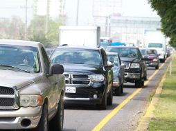 Los conductores quedarían relegados a realizar otras actividades mientras el auto se conduce solo entre el tráfico. ARCHIVO /