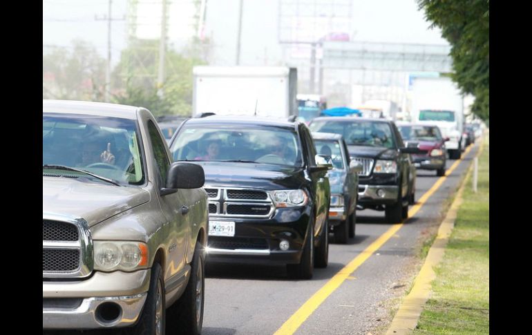 Los conductores quedarían relegados a realizar otras actividades mientras el auto se conduce solo entre el tráfico. ARCHIVO /