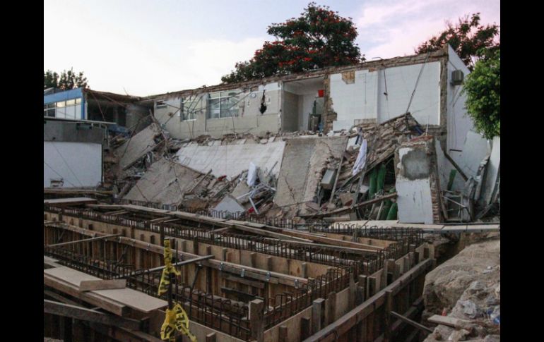 La antigüedad del edificio, errores en la construcción, y la sobrecarga en el mismo, fueron factores determinantes en el derrumbe. ARCHIVO /