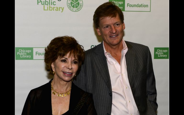 Michael Lewis, escritor premiado, compartió una mesa redonda con Isabel Allende con cerca de mil personas. EFE /