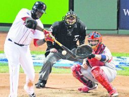 La pone del otro lado. David Ortiz conecta un cuadrangular de dos carreras en la séptima entrada. EFE /