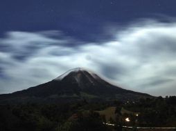 Una exposición prolongada del volcán Sinabung en Indonesia, a primeras horas de la mañana. EFE /