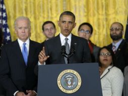 Barack Obama, acompañado de su vicepresidente, Joseph Biden, dirige un mensaje desde la Casa Blanca. AP /