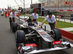 Mecánicos del equipo Sauber empujan el monoplaza de Esteban Gutiérrez por el circuito de Buddh en Noida. EFE /