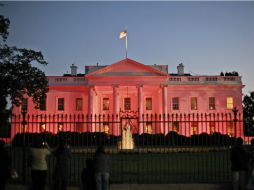 Iluminan a la Casa Blanca con luz rosa contra el cáncer de mama. AP /