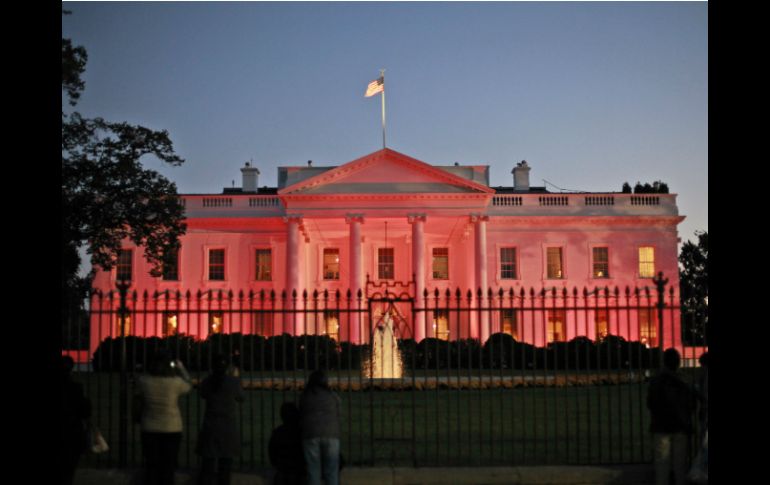 Iluminan a la Casa Blanca con luz rosa contra el cáncer de mama. AP /