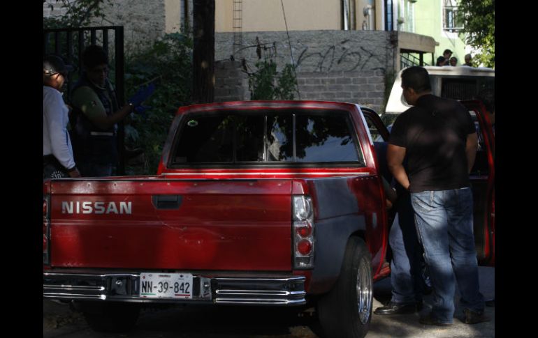 Personal del Instituto Jalisciense de Ciencias Forenses (IJCF) realizaron los peritajes del homicidio.  /