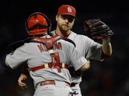 Trevor Rosenthal (d) y Yadier Molina (i) de los Cardenales de San Luis celebran la victoria de su equipo. EFE /