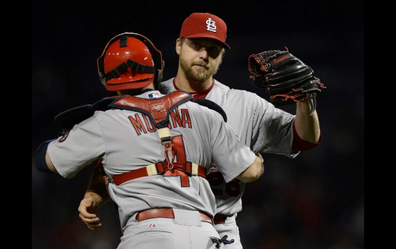 Trevor Rosenthal (d) y Yadier Molina (i) de los Cardenales de San Luis celebran la victoria de su equipo. EFE /