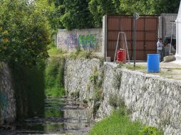 Actualmente, el canal donde se vierte esa agua luce oscuro, con una capa espesa en la superficie y un olor repulsivo.  /