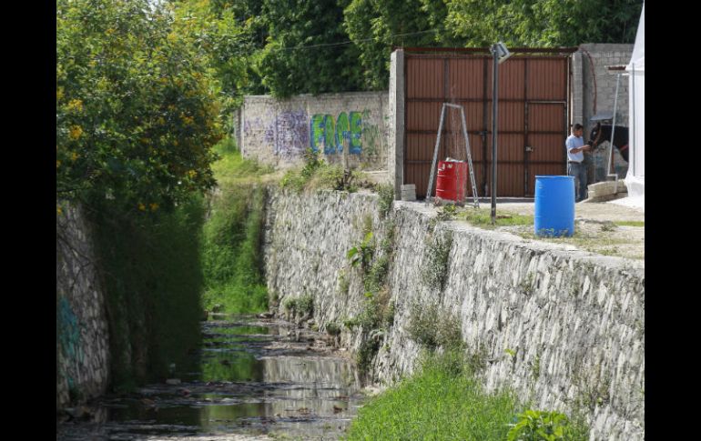 Actualmente, el canal donde se vierte esa agua luce oscuro, con una capa espesa en la superficie y un olor repulsivo.  /