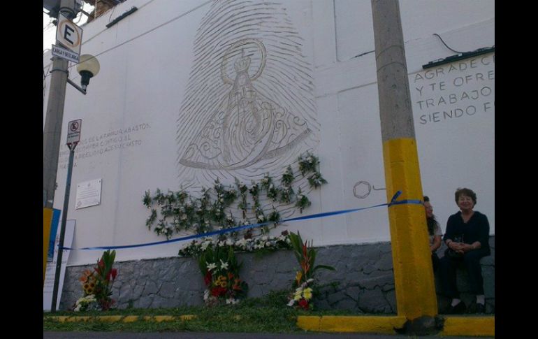 Álvaro Cuevas es el encargado de grabar con la técnica en bajo relieve a la Virgen entre las Calles Cinco y Seis. ESPECIAL /