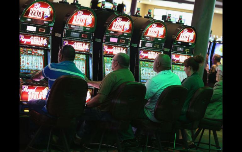 Relatan que hay personas que pueden pasar todo el día en el casino. ARCHIVO /