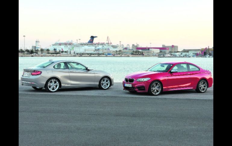 SERIE 2. La nueva fisonomía del sedán compacto de BMW. De color rojo, el M235i.  /