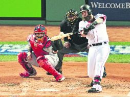 Mike Napoli conecta un doblete impulsador de tres carreras en el juego uno de la Serie Mundial. EFE /