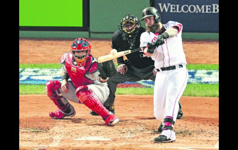 Mike Napoli conecta un doblete impulsador de tres carreras en el juego uno de la Serie Mundial. EFE /