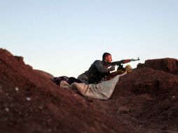 Un soldado de las Unidades de Protección del Pueblo Kurdo que vigilan la localidad de Alouk vigila la zona. ARCHIVO /