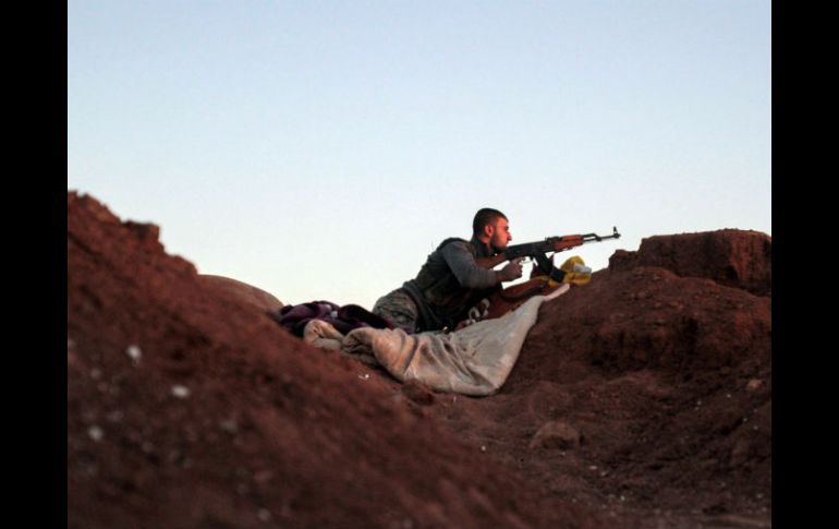 Un soldado de las Unidades de Protección del Pueblo Kurdo que vigilan la localidad de Alouk vigila la zona. ARCHIVO /