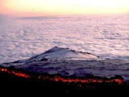 El flujo de lava está alimentado por una mezcla de gases volcánicos, materiales sólidos y aire atrapado. ARCHIVO /