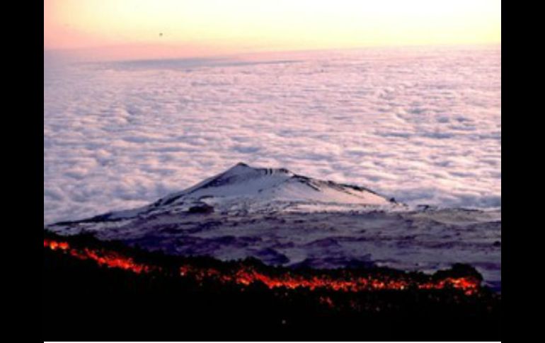 El flujo de lava está alimentado por una mezcla de gases volcánicos, materiales sólidos y aire atrapado. ARCHIVO /