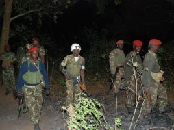 Soldados del ejército de Mozambique patrullan una zona en Gorongosa en busca de rebeldes. EFE /