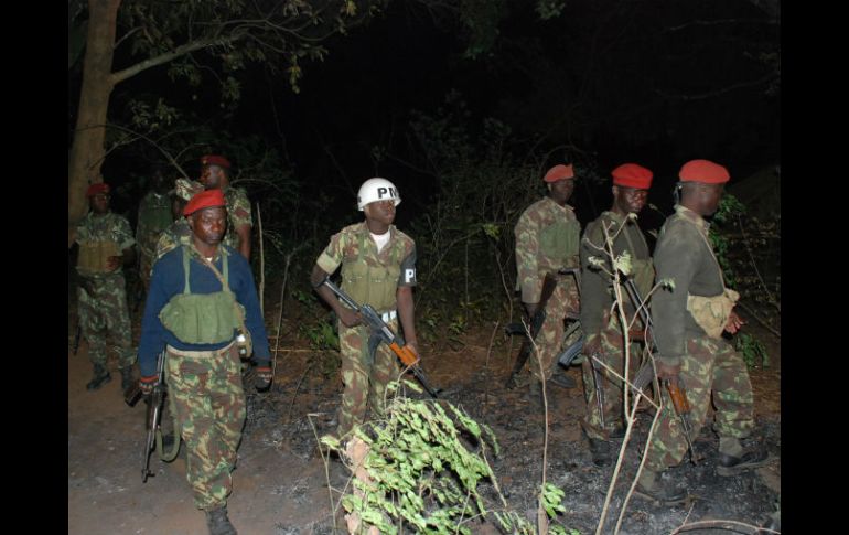 Soldados del ejército de Mozambique patrullan una zona en Gorongosa en busca de rebeldes. EFE /