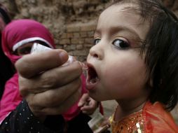 Una mujer vacuna a un bebé de la polio en Peshawar. EFE /