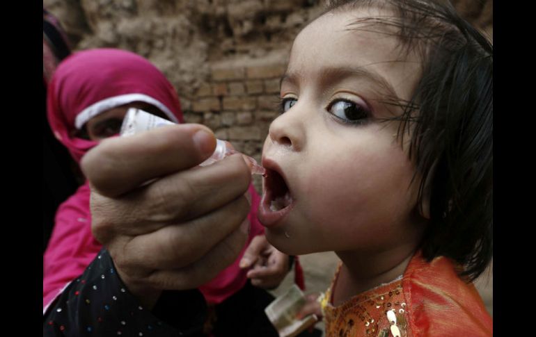 Una mujer vacuna a un bebé de la polio en Peshawar. EFE /