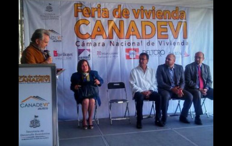 Director de Iprovipe, representantes de Sedeco Jalisco y Canadevi asisten a la inauguración de Feria de Vivienda.  /