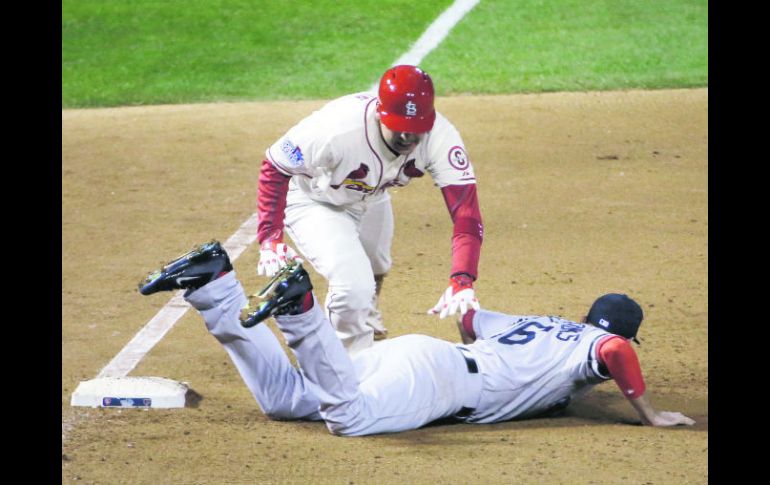 Craig, de los Cardenales, se enredó con el caído Middlebrooks en la jugada que definió todo en el tercer juego del Clásico de Otoño. AFP /