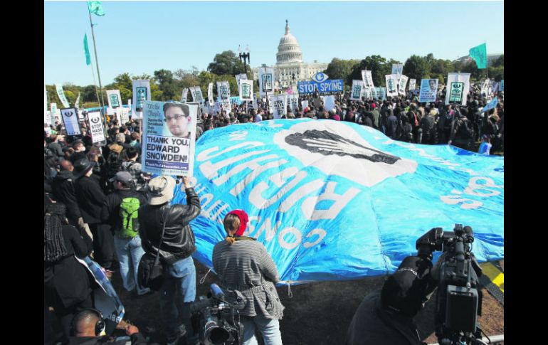 'Paren el espionaje masivo' gritaron manifestantes en Washington contra programas de vigilancia electrónica estadounidense. AP /