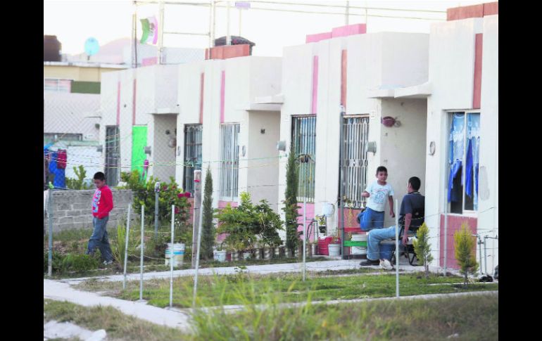 Debido a la lejanía con sus centros de trabajo, muchos de los habitantes de casas en la periferia terminan abandonándolas.  /