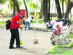 Manita de gato. Trabajadores del Ayuntamiento tapatío realizan labores de limpieza en el Parque Morelos. ESPECIAL /