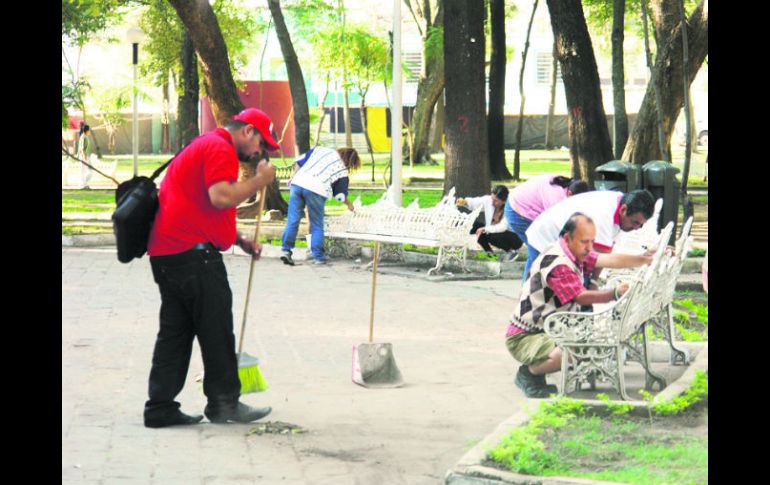 Manita de gato. Trabajadores del Ayuntamiento tapatío realizan labores de limpieza en el Parque Morelos. ESPECIAL /