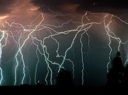 Los rayos que desencadena una tormenta emiten energías por encima de las nubes aún por analizar. ESPECIAL /