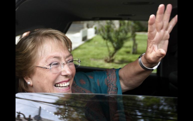 La candidata a la presidencia por la Nueva Mayoría, Michelle Bachelet, luego de entregar su programa de gobierno. EFE /