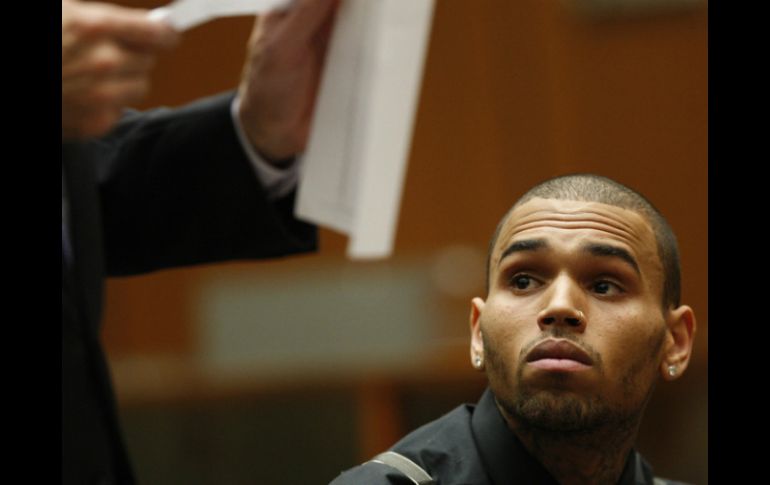 Chris Brown fue condenado en 2009 por agredir a su ex novia, la cantante Rihanna. ARCHIVO /