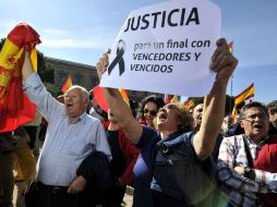 Una mujer sostiene una pancarta durante protesta de las victimas de ETA. AFP /