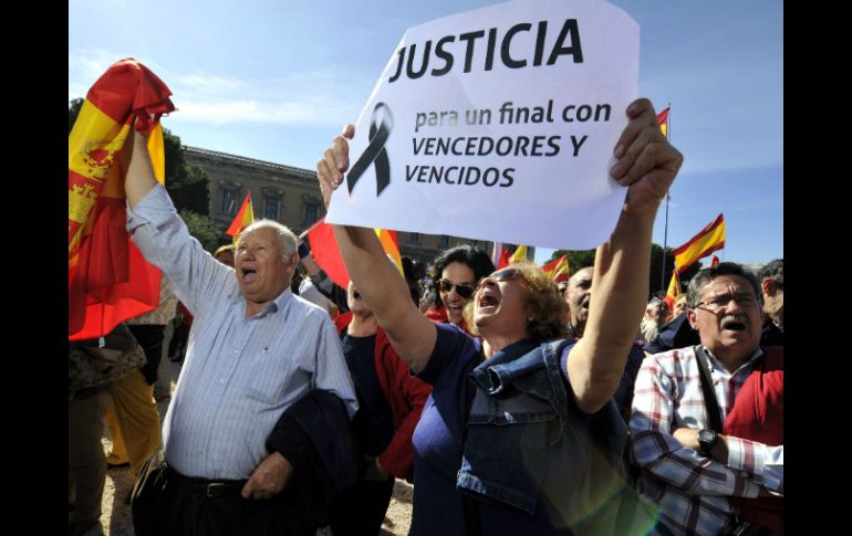 Una mujer sostiene una pancarta durante protesta de las victimas de ETA. AFP /