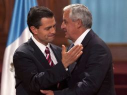 El Presidente electo de México, Enrique Peña Nieto, abraza al mandatario guatemalteco, Otto Pérez Molina . ARCHIVO /